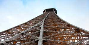 Sprong van Eiffeltoren loopt slecht af