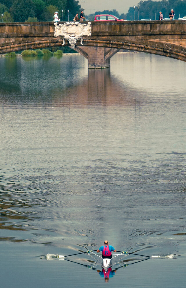 Een eenzame edoch gelukkige roeier op de Arno
